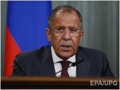 Хозяин кормит пса цепного
