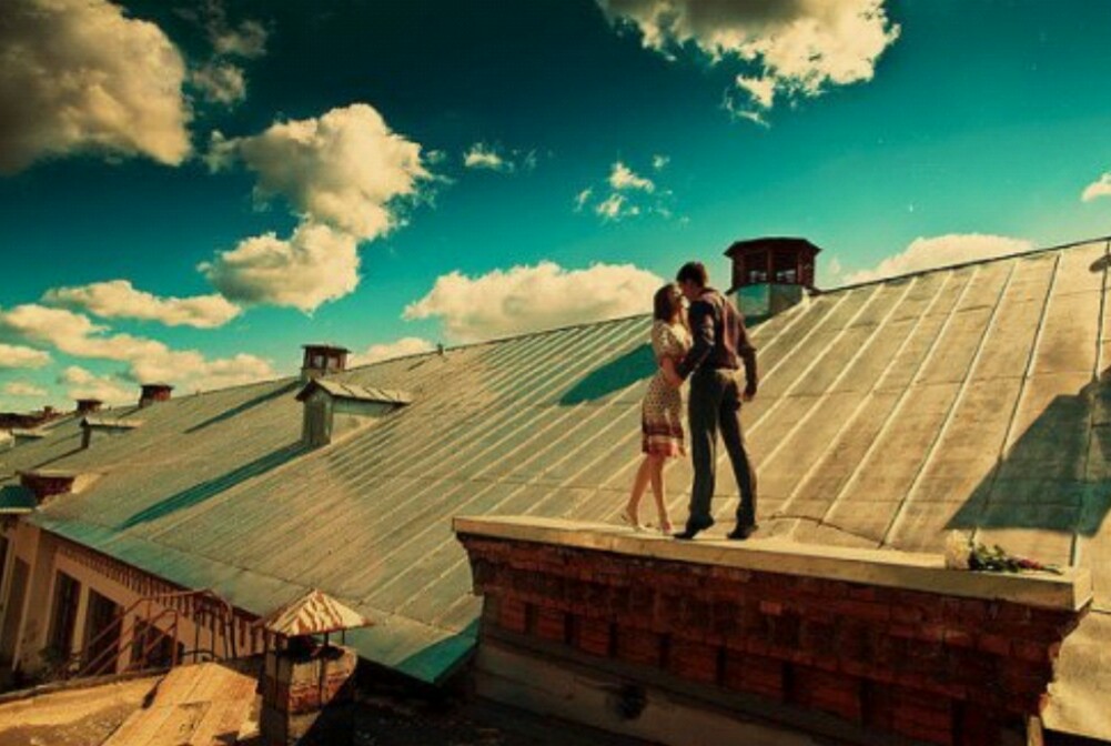 Жил у нас на крыше 4. На крыше. Фотосессия на крыше. Девушка на крыше. Парень и девушка на крыше.