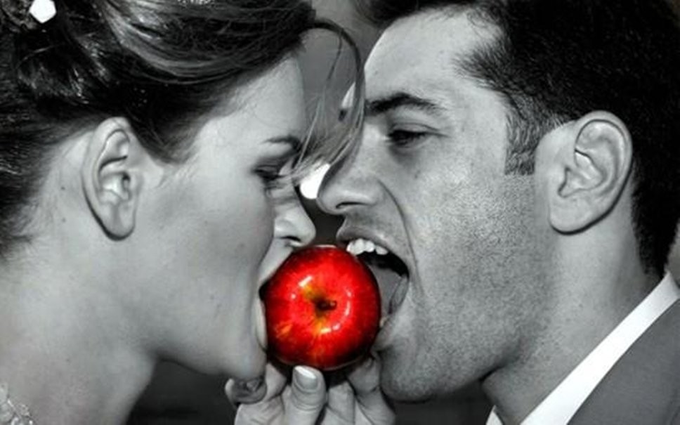 Мужчина знает что нравится. Мужчина и женщина с яблоком. Фотосессия с яблоками. Кусает яблоко. Яблоко страсти.