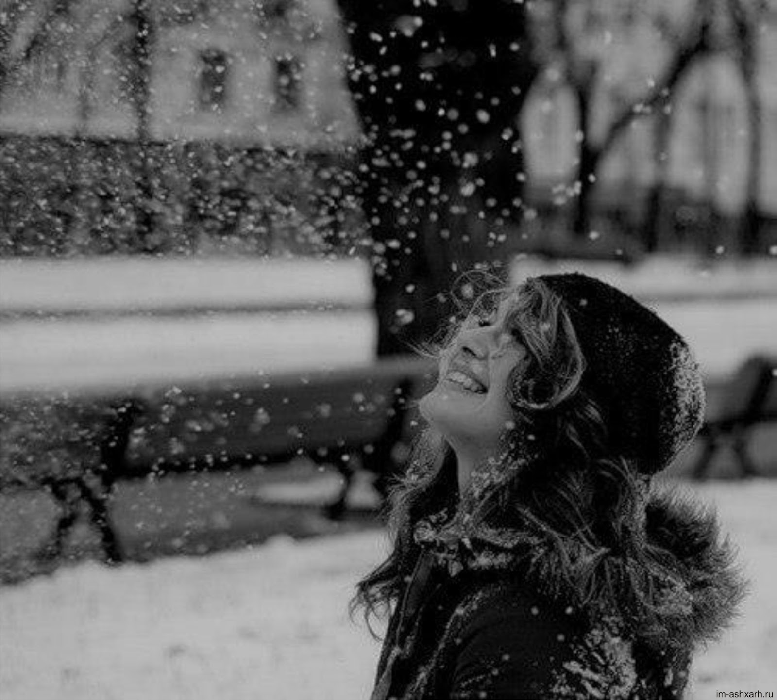 Снег падал хлопьями приятно касался лица. Муратова Альфина. Девушка под снегом. Девушка и снегопад. Девушка ловит снежинки.