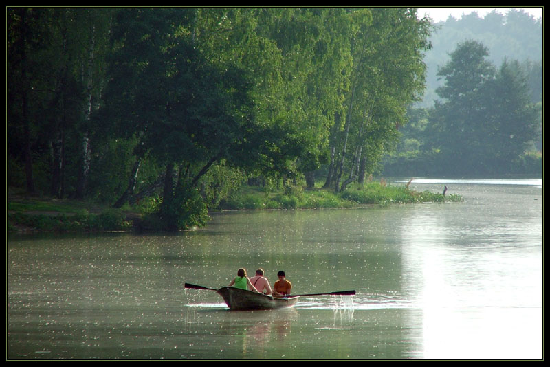 Туристы плыли по озеру