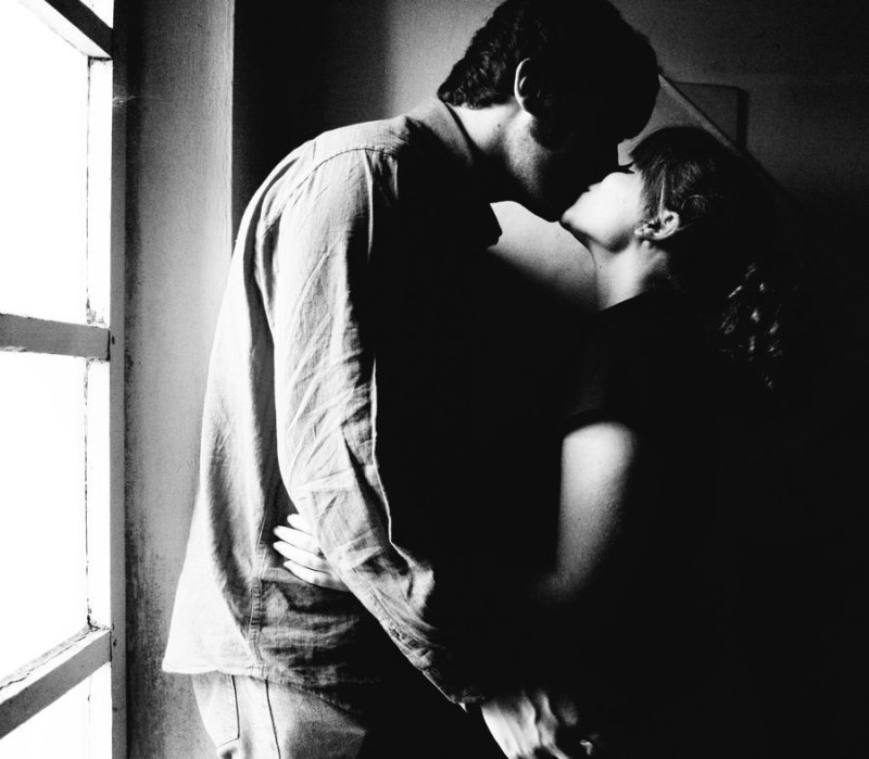 Поцелуй у стены рисунок