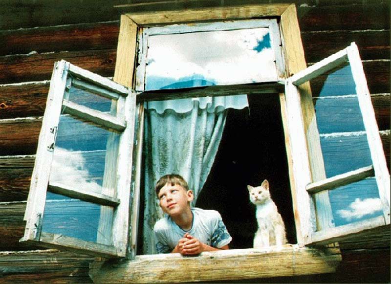 Посмотри в окно как там хорошо. Мальчик выглядывает из окна. Советские окна. Выглядывает из окна. Мужчина выглядывает из окна.