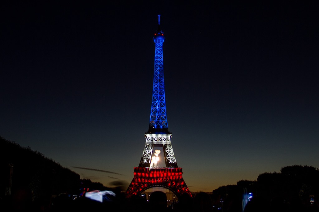 A symbol of paris. Символ Франции Эйфелева башня. Эйфелева башня в Париже история. Эфилевская башня в Париже. Париж ночью.