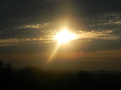 Родных небес распахивает своды...