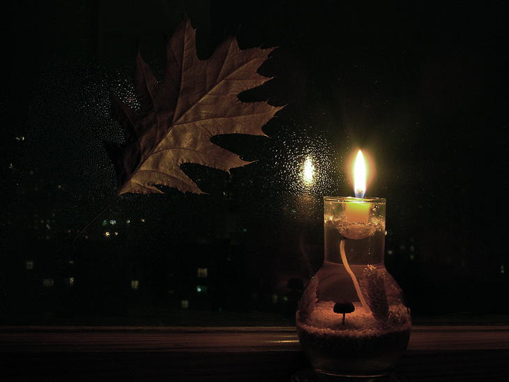 Тихо догорает свеча. Свеча в ночи. Свеча в окне. Огонек в ночи. Свеча у окна ночью.