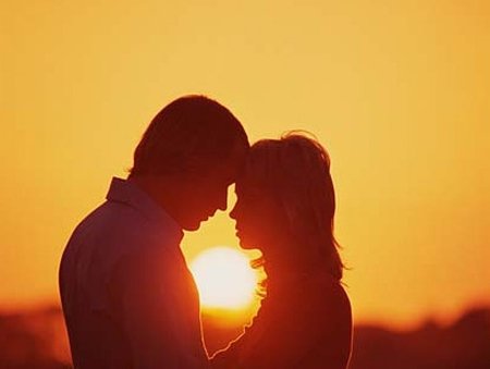 У зеркала осень снимает сережки