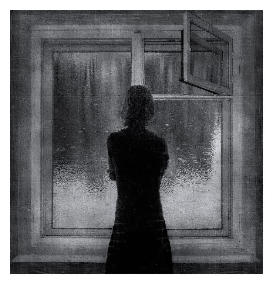 Плачет одинокая душа укутавшись в пальто. Женщина в окне. Одиночество женщины. Силуэт в окне. Одинокая женщина у окна.