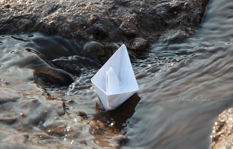 Кораблик из бумаги я по ручью пустил. Кораблик в ручейке. Бумажный кораблик в ручье. Бумажный кораблик по ручейку. Бумажный кораблик по весеннему ручейку.