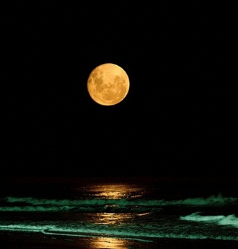 Высокий женский голос в тишине...