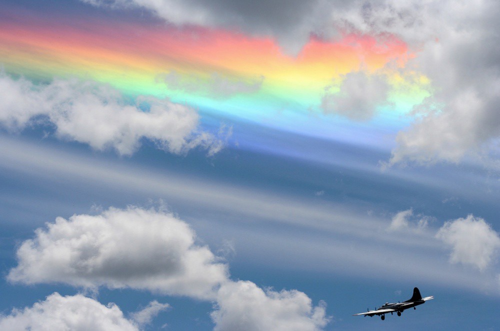 Полосуют небо самолеты...