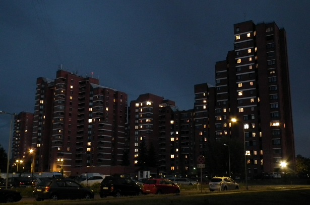 Девочка у окна