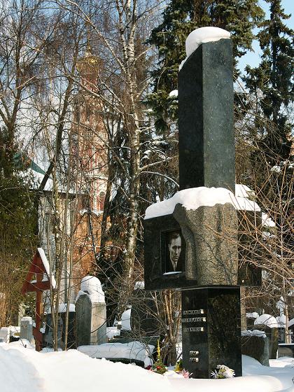 Когда бродил я меж могил...