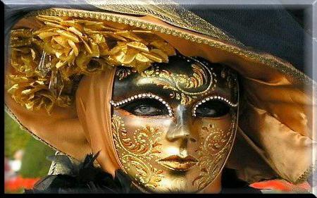 Над темой маскарада