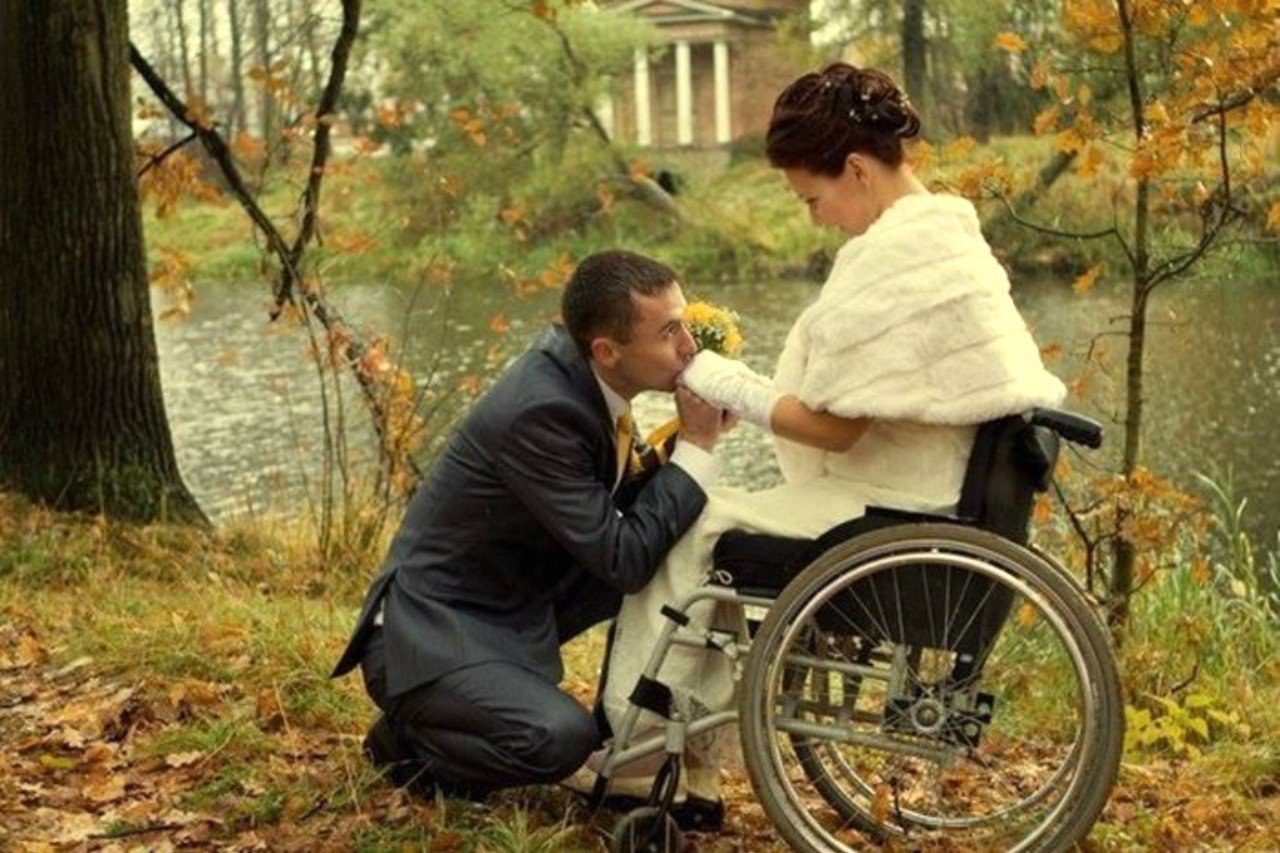 Сильные люди добрые люди. Любовь инвалидов. Красивый поступок. Влюбленные инвалиды. Каждый может любить когда все хорошо.