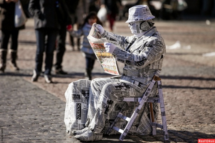 Человек-газета. Комментарий к фото