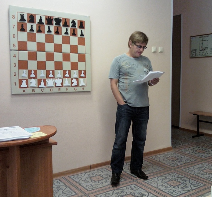 Качает вечер утомлённый