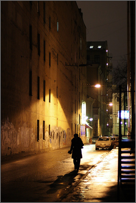 Вернулись поздним вечером. Девушка в переулке ночью. Девушка идет по темной улице. Пустынная улица ночью. Улица поздно вечером.