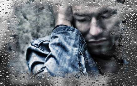 Бьёт потоками дождя...