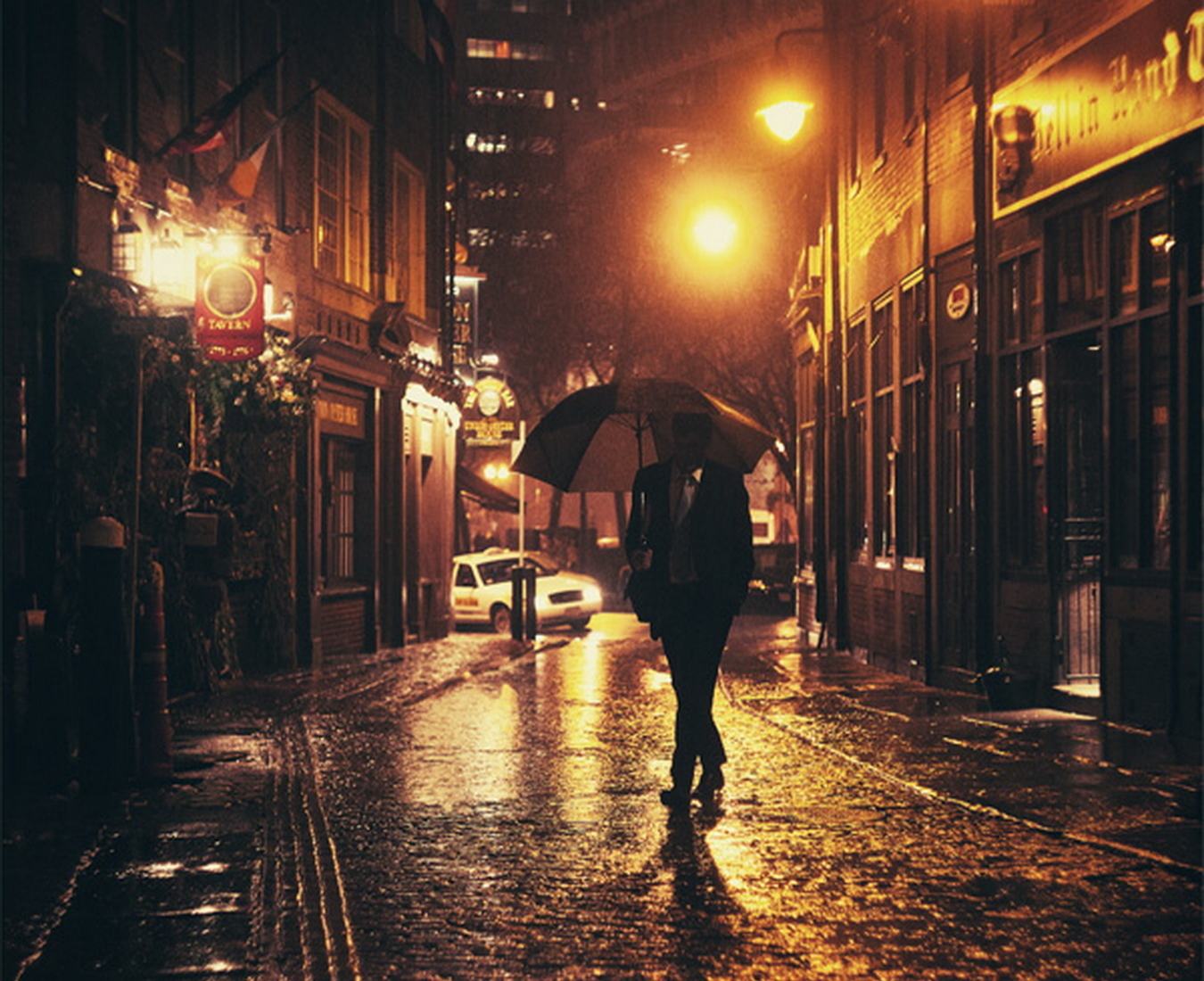 Одиноко гуляющий. Люди на улице вечером. "Дождливый вечер". Парень идет по улице. Человек бредет по улице.