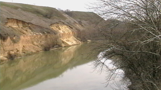 В поле растаял снег