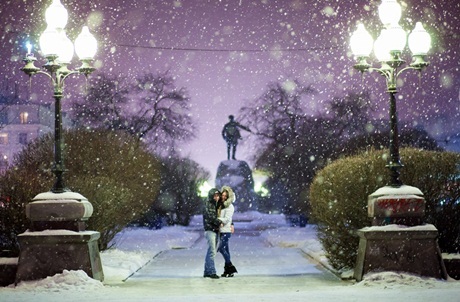 А снег кружился над рекою...