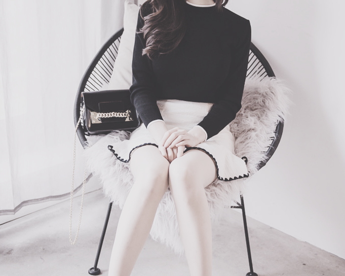 Перебирая альбомы, письма перебирая...