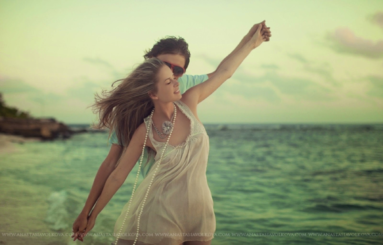 Жить хочешь мечтаю. Счастливая девушка. Женщина море счастье. Счастливая девушка на море. Девушка и океан.