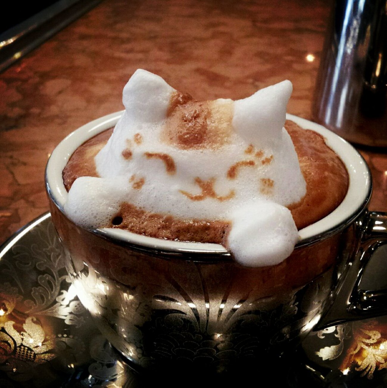 Картинки утро необычные. Котик из кофейной пены. Доброе утро. Котик из пенки для кофе. Котик на кофейной пенке.