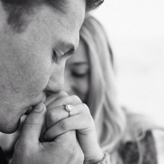 Губами страстно припадать...