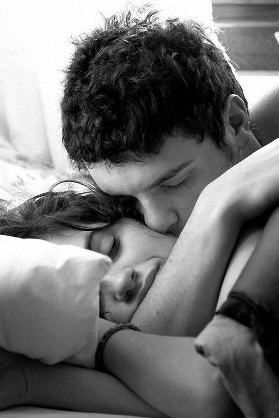Мужчина целует любимую женщину. Страстные объятия. Объятия и поцелуи. Страстные поцелуи. Нежные страстные поцелуи.