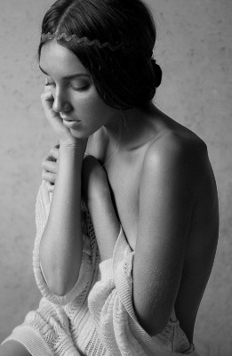 Любуюсь телом девы...