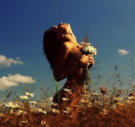 В поцелуе аромат любви вдохнуть!