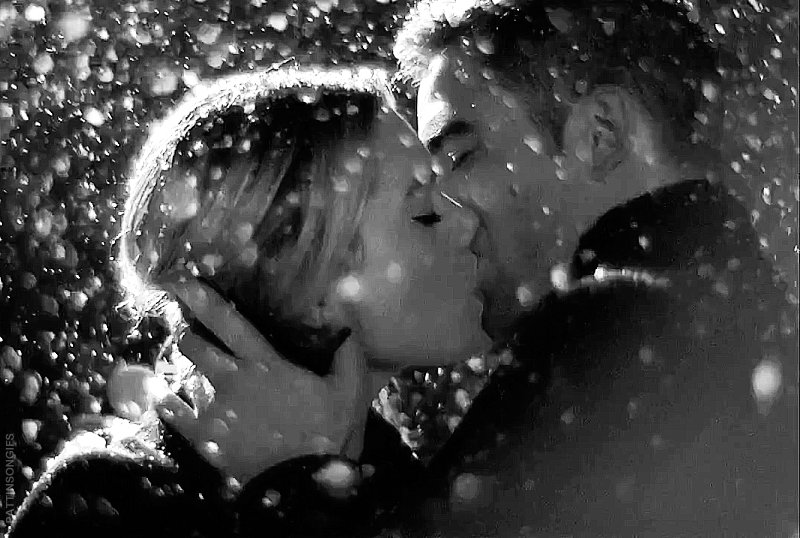 Тают руки тают губы. Поцелуй под снегом. Поцелуй под Снегопадом. Поцелуй на снегу.