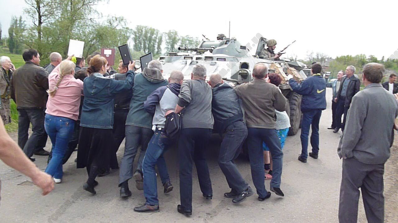 Гражданское нападение. Люди останавливают танки на Донбассе. Жители руками останавливают украинские танки. Люди на Донбассе останавливают танки руками. Жители Донбасса останавливают танки руками.