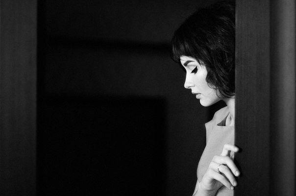 Молнией тёмное небо разрезано...