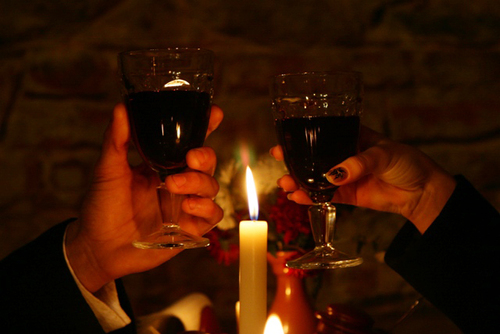 На столе пламенеет свеча