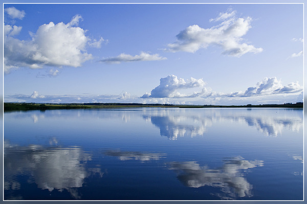 Комочки белых облаков