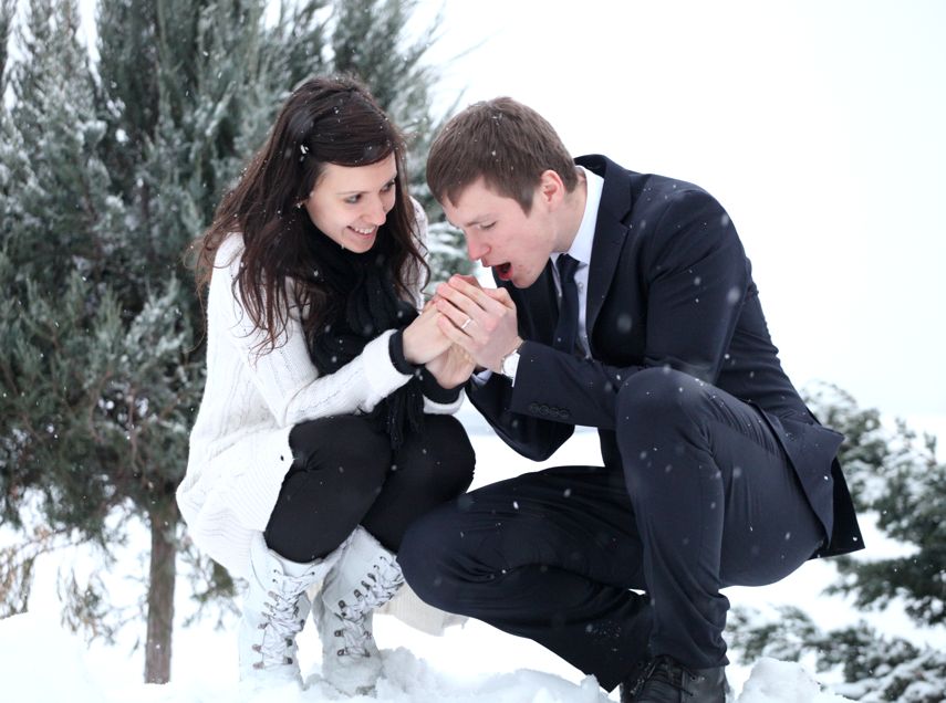 Со мной ссорилась. Пара зимой. Влюбленные в снегу. Мужчина и женщина зимой. Влюбленные зимой.