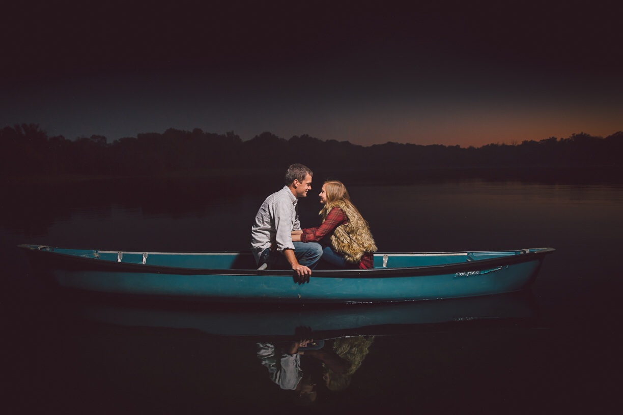 Озеро пожилых людей. Двое в лодке. Влюбленные в лодке. Пара в лодке. Девушка в лодке.