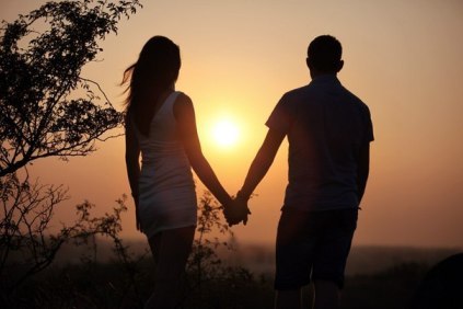 День уходил, в закате чуть шурша...