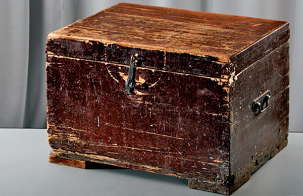 Девочка которая жила в сундуке. Четыре года он жил в сундуке. Четыре года он жил в сундуке. Крестьянский сундук. Старинный сундук.