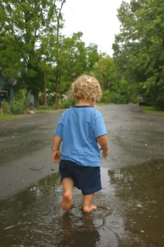 Детские ноги бегут. Ребенок бегает босиком по траве. Дети бегут. Дети бегали босиком. Дети бегали босиком.