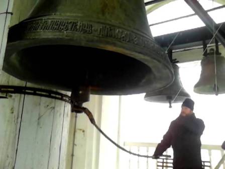 Звонит в вечный колокол старый монах!