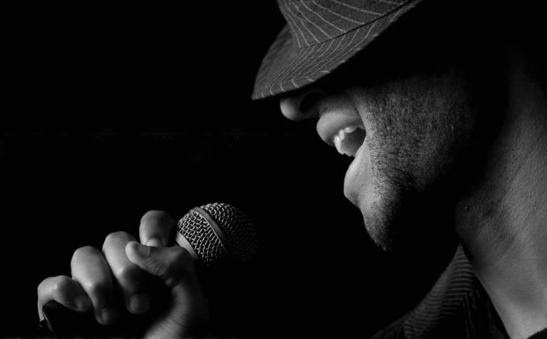 Vocal man. Говорит в микрофон. Микрофон Хесуса.