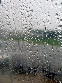 Мне шепчет дождик за окном