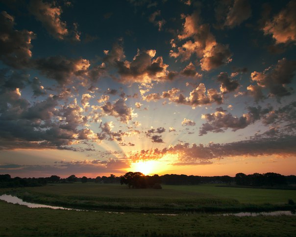 Крадётся медленно рассвет...