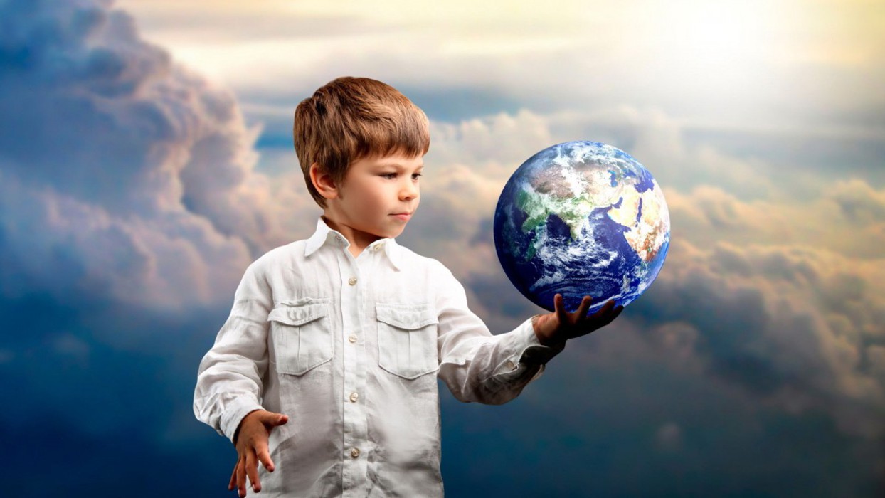 Вращает глобус ласковый ребёнок...