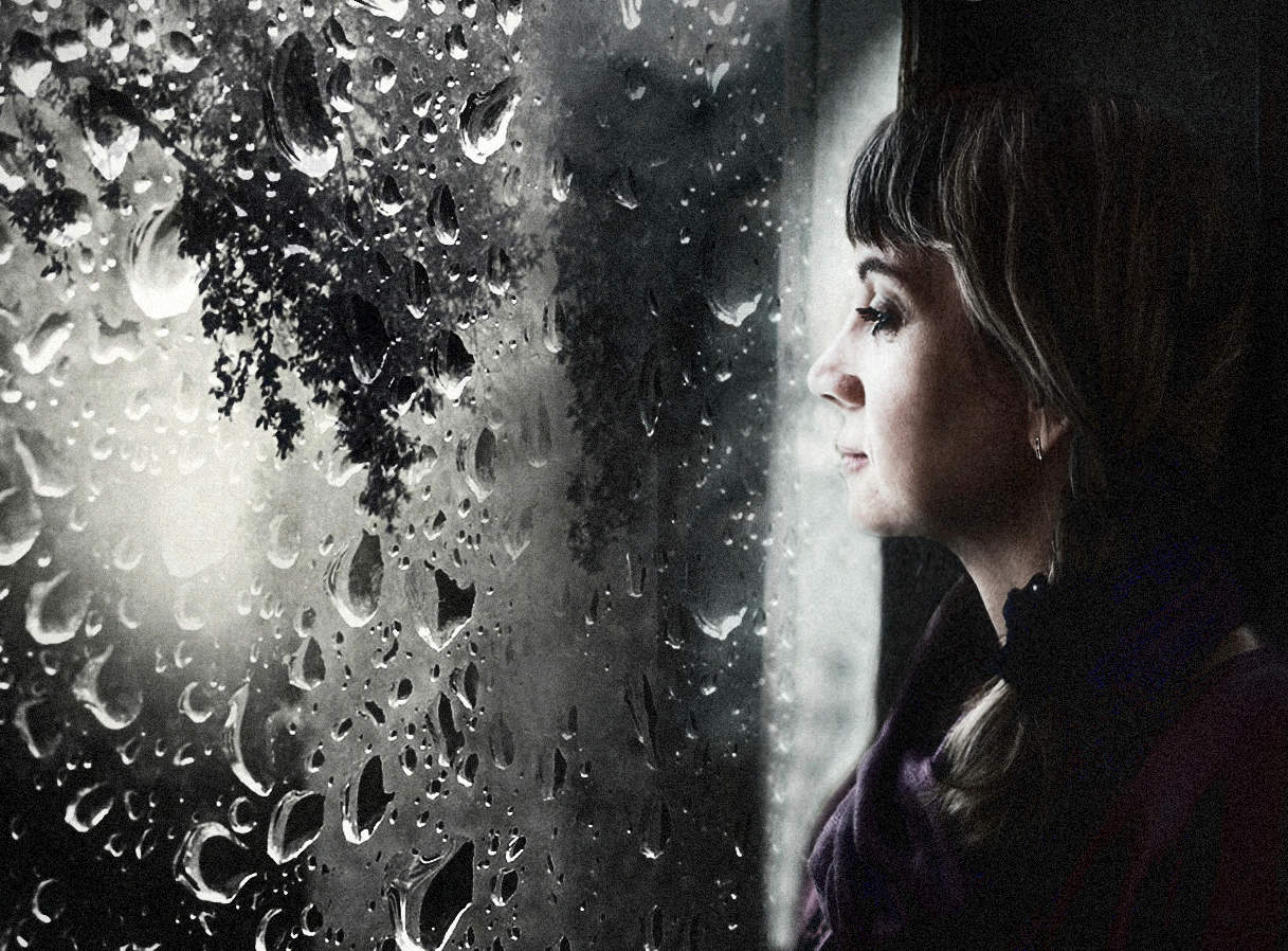 Ilgiz за окном дождь. Девушка у окна дождь. Дождь за окном. Дождь в окне. Девушка за окном дождь.