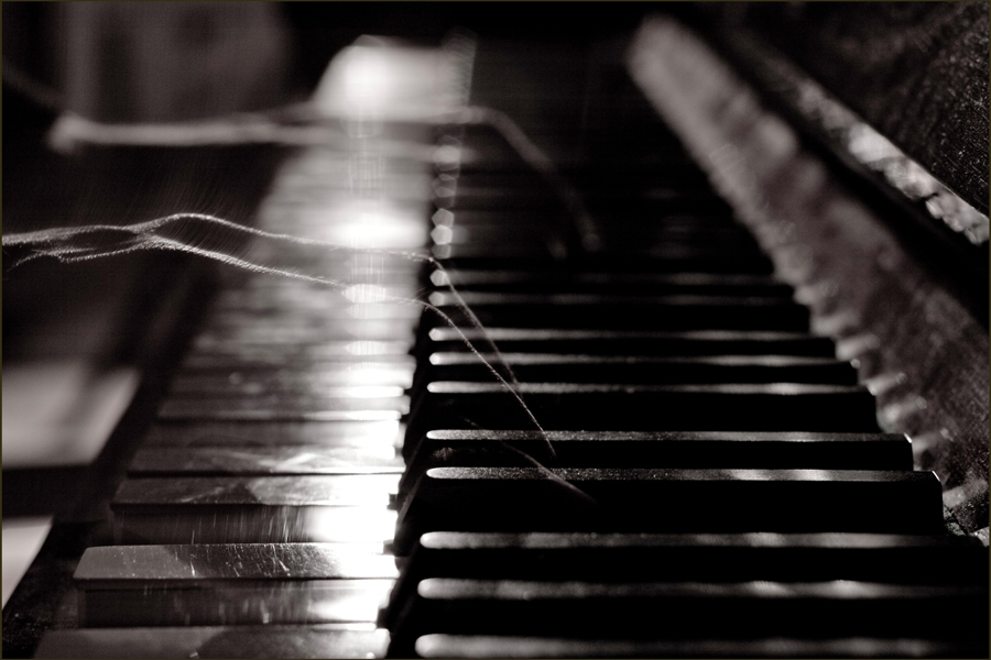 Песня черный рояль. Дождь пианино. Пианино под дождем. Фортепиано под дождем. Дождь и фортепиано.
